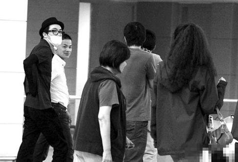 俞灏明烧伤复出待遇差:工作无专人管 没跟班