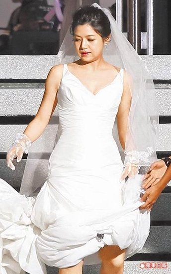 陈妍希披低胸婚纱拍广告 网友惊呼身材丰满