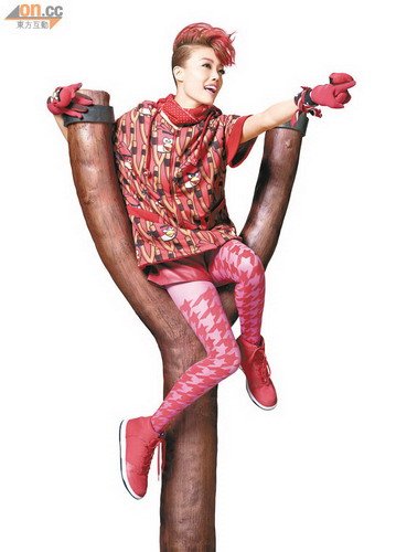 容祖儿红发模仿愤怒小鸟 跳不停双脚不怕累(图)