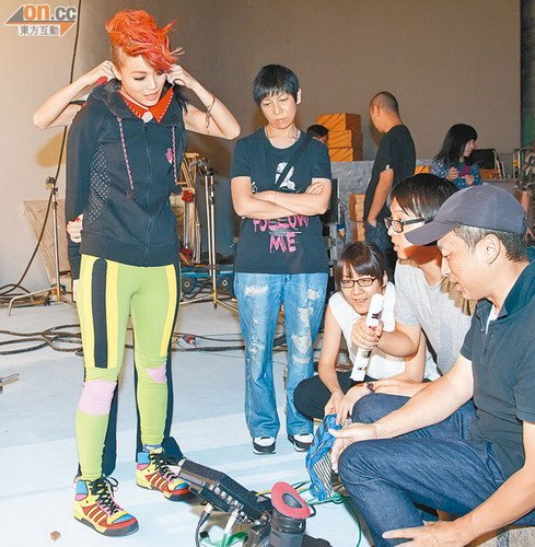 容祖儿红发模仿愤怒小鸟 跳不停双脚不怕累(图)