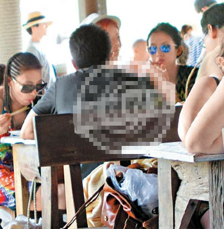 曝章子怡撒贝宁密游泰国 餐厅约会对视含情脉脉