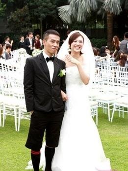 曝45岁陈小春升级做父亲 曾获高人指点捐钱求子