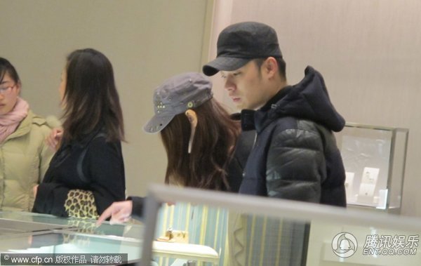 组图:陈赫与嫩模女友逛珠宝店 似好事将近