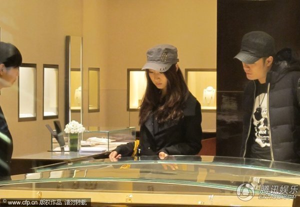 组图:陈赫与嫩模女友逛珠宝店 似好事将近