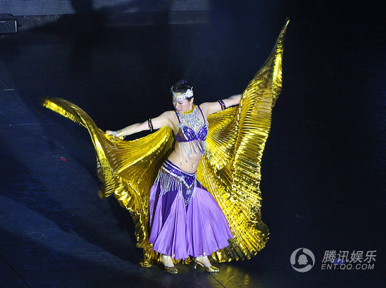 组图:芙蓉姐姐跳肚皮舞 水蛇腰反弹遭网友吐槽