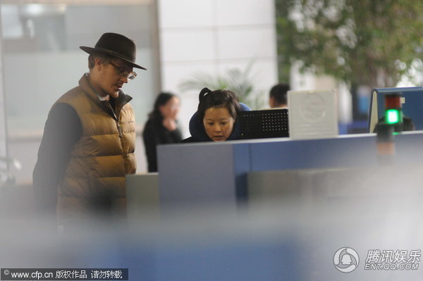 组图:袁莉素颜似中年妇女 外籍丈夫冬天穿拖鞋