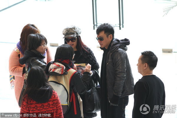 组图:黎耀祥捞金夫人同行监督 视帝成乖丈夫