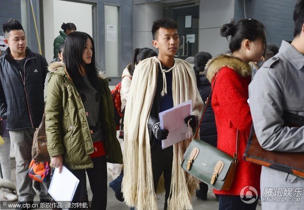 中戏表演系新生初试举行 披风哥、哈欠妹抢镜