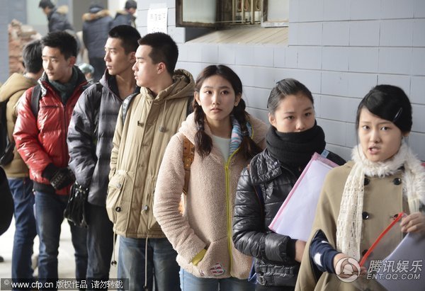 中戏表演系新生初试举行 披风哥、哈欠妹抢镜